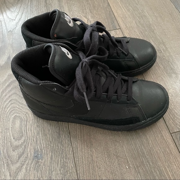 Nike Blazers. Black. Size 3Y (kids) - Picture 2 of 5